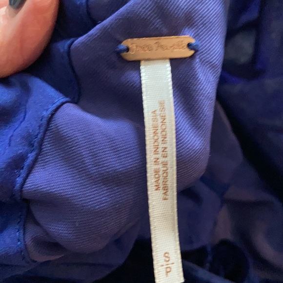 Free People cobalt blue velvet top. - Picture 10 of 10